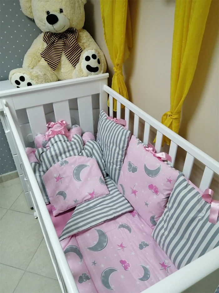 Posteljina sive prugice i rozi oblaci - posteljina za dečiji krevetac